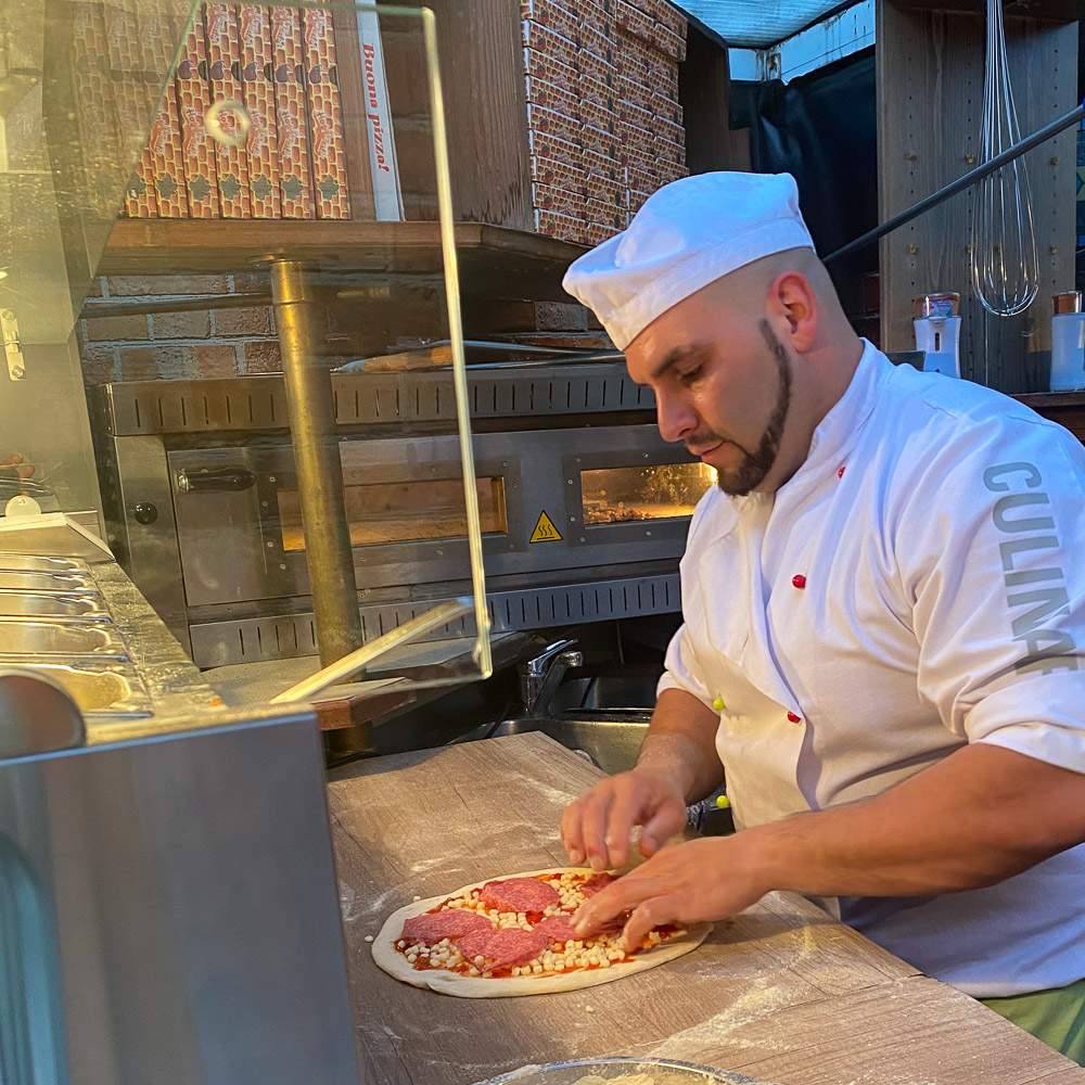 Giuseppe Di Bella bereitet eine Pizza zu