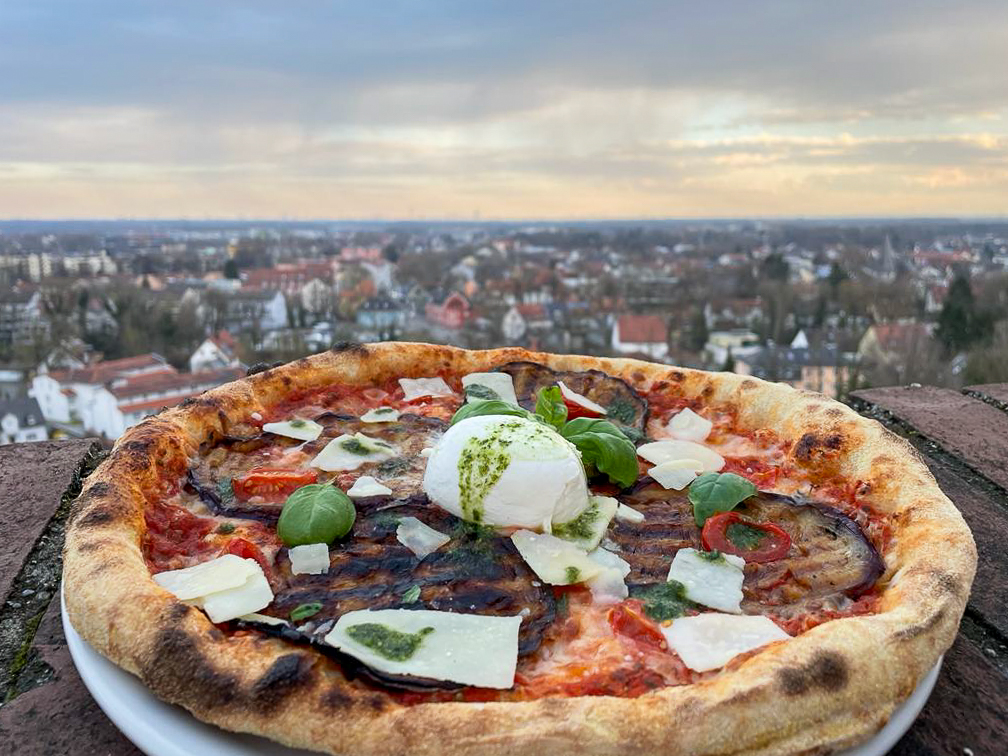 Frisch zubereitete Pizza